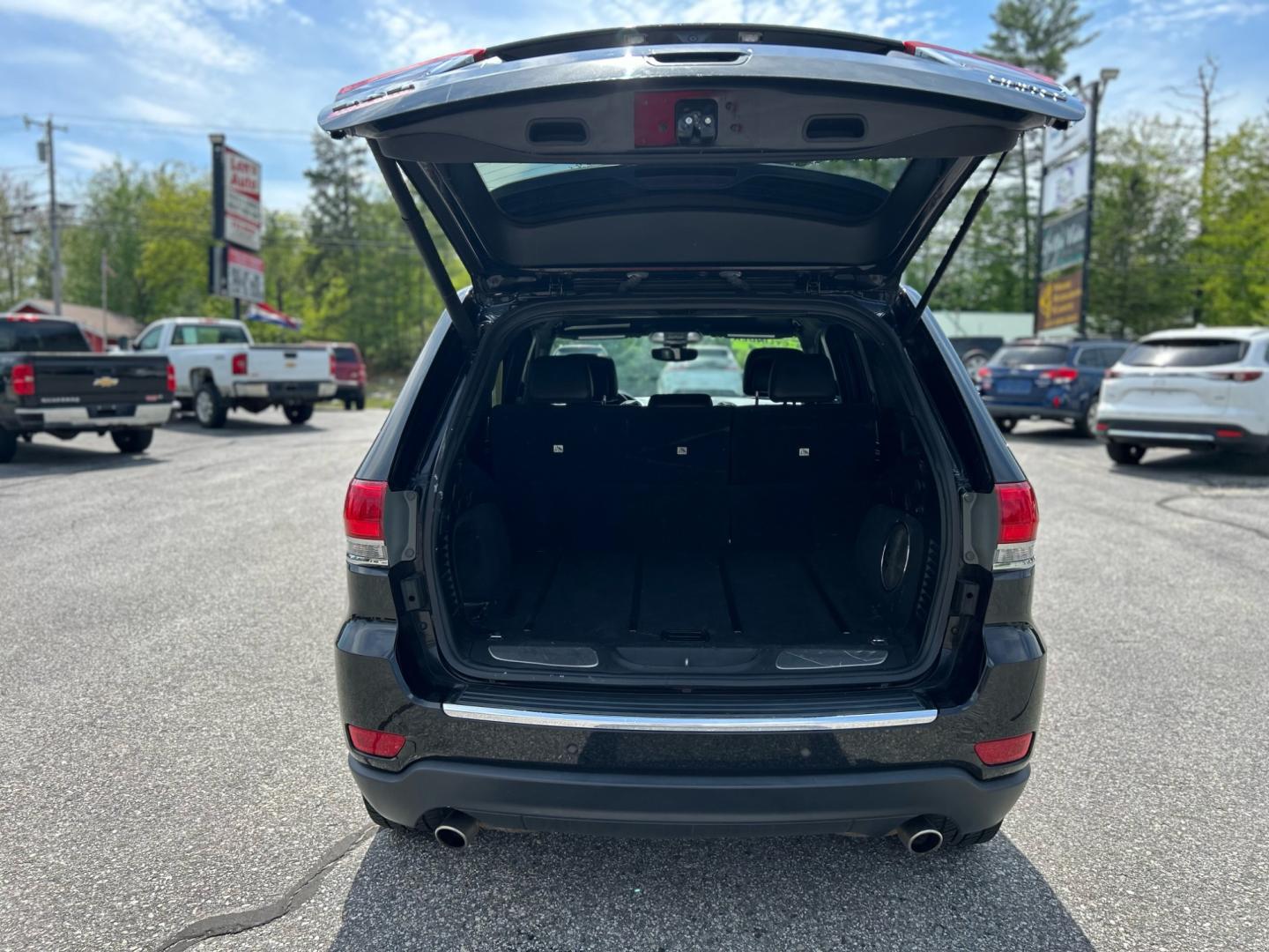 2017 Black /Black Jeep Grand Cherokee Limited 4WD (1C4RJFBG1HC) with an 3.6L V6 DOHC 24V engine, 8A transmission, located at 27 Main St., Norway, MD, 04268, (207) 743-0900, 44.199795, -70.530807 - Photo#4